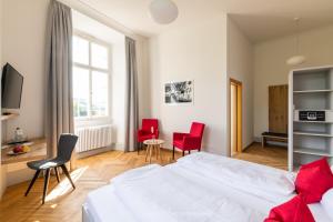 A bed or beds in a room at Schlosshotel Horneck