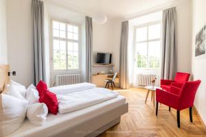Postel nebo postele na pokoji v ubytování Schlosshotel Horneck + 37 fotografií