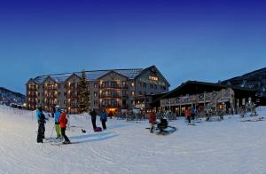 a group of people standing in the snow in front of a lodge at Ski Lodge Tänndalen in Tänndalen