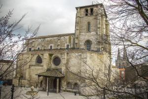 een oude stenen kerk met een klokkentoren bij Loft Center Burgos by Unique Rooms in Burgos