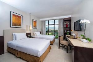 Rúm í herbergi á The B Hotel Alabang