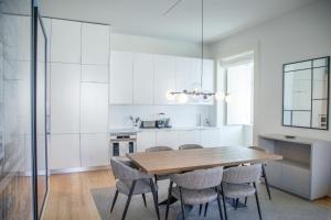 eine Küche mit einem Holztisch und Stühlen in der Unterkunft FLH Augusta's Arch Design Apartment in Lissabon