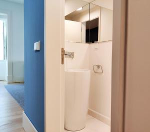 bagno con servizi igienici e porta blu di FLH Augusta's Arch Design Apartment a Lisbona