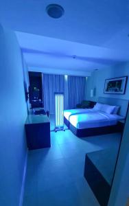 Rúm í herbergi á The B Hotel Alabang