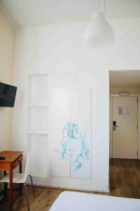 una habitación con una pared blanca con un mapa en Casa João Chagas Guesthouse, Constância, en Constância