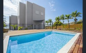 una piscina frente a una casa en Splendeur Sur La Mer - Three Bedroom, en Airlie Beach