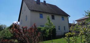 una gran casa blanca con techo negro en Ferienhaus Wagnerhof en Ahortal