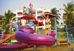 ein Wasserpark mit einer lila aufblasbaren Rutsche in der Unterkunft Sultan Palace Beach Resort - AMANI Apartment CB2-202 in Kikambala