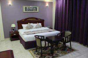 Rúm í herbergi á Al Diyar Hotel