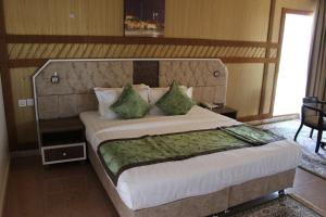 Rúm í herbergi á Al Diyar Hotel