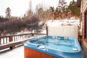 Mountaineer #M-1 - Ski-In/Ski-Out - Private Outdoor Hot Tub v zimě