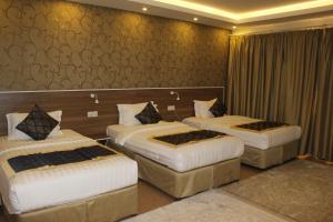 um quarto de hotel com duas camas num quarto em Al Diyar Hotel em Nizwa