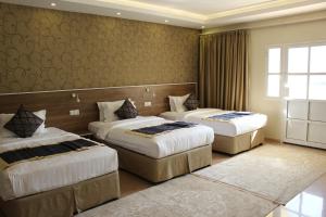 Rúm í herbergi á Al Diyar Hotel