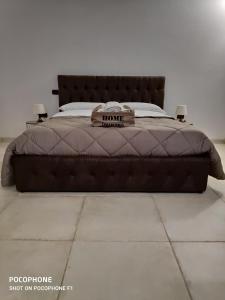 - une chambre dotée d'un lit avec un cadre brun dans l'établissement Appartamento Suite Santa Teresa, à Tarente