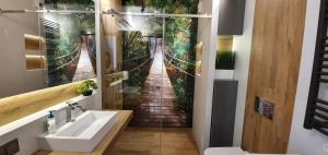 Kúpeľňa v ubytovaní APARTAMENT DĄBSKA 24 TAURON ARENA
