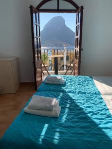 - une chambre avec un lit et une vue sur la montagne dans l'établissement Vouros Palace, à Massouri