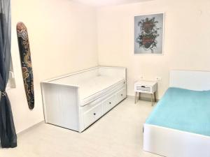 Tempat tidur dalam kamar di Lux Apartments Krasici