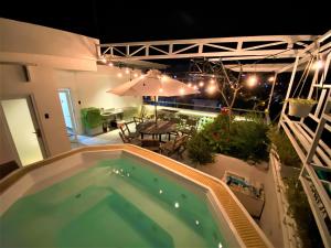 ein Schwimmbad auf dem Balkon eines Hauses nachts in der Unterkunft Olivia Hotel and Apartment in Nha Trang