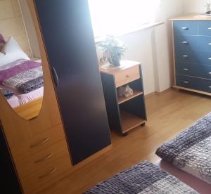 Habitación con espejo, cama y tocador en Ferienwohnung Beitz, en Lahr