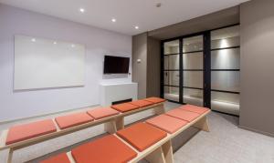 Televízia a/alebo spoločenská miestnosť v ubytovaní Hotel Olympia Valencia