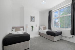 Afbeelding uit fotogalerij van Heathrow Living Stanwell Serviced House 5 bedrooms By 360Stays in Ashford