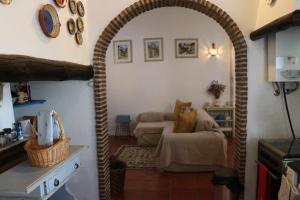 a living room with an archway with a couch at Casa Montoit8 in Montoito