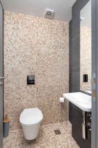 ein Bad mit einem WC und einem Waschbecken in der Unterkunft Varna Smart Home Apartments in Warna