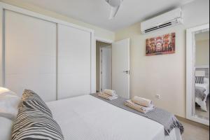 Postel nebo postele na pokoji v ubytování Sur Suites Alhambra