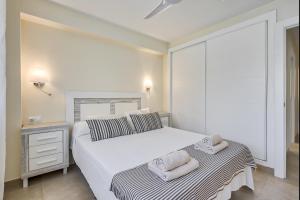 Postel nebo postele na pokoji v ubytování Sur Suites Alhambra