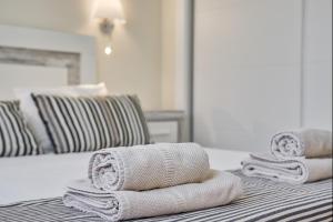 Postel nebo postele na pokoji v ubytování Sur Suites Alhambra