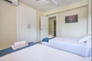Postel nebo postele na pokoji v ubytování Sur Suites Alhambra