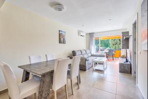 Posezení v ubytování Sur Suites Alhambra