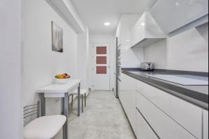 Kuchyň nebo kuchyňský kout v ubytování Sur Suites Alhambra
