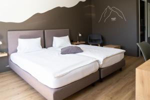 Voodi või voodid majutusasutuse Tailormade Hotel STANS SÜD toas