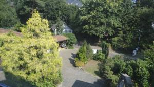 an aerial view of a house with trees and a driveway at Summerset Ferienwohnung in Rosengarten