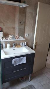 bagno con lavandino e specchio di Philippe & Marie, A louer Petite Chambre chez l'habitant avec terrasse dans Villa, au pied du Luberon a Cucuron