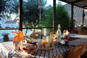 Foto de la galería de Philippe & Marie, A louer Petite Chambre chez l'habitant avec terrasse dans Villa, au pied du Luberon en Cucuron