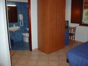 San Vero MilisにあるAgriturismo Mulinu Betzuのバスルーム(洗面台、トイレ付)が備わる客室です。