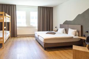 Voodi või voodid majutusasutuse Tailormade Hotel STANS SÜD toas
