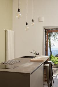 eine Küche mit einer Theke mit einem Waschbecken und einem Fenster in der Unterkunft Grandono Agriturismo in Maremma in Scansano