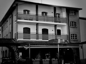 une photo en noir et blanc d'un grand bâtiment dans l'établissement DolceLago, à Sirone