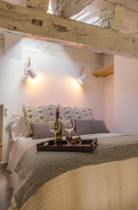 A bed or beds in a room at Alojamiento Turístico Alfonso y Catalina