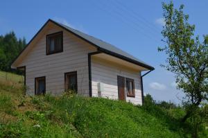 a small house on top of a hill at Domek Zacisze Gór Słonnych in Tyrawa Wołoska