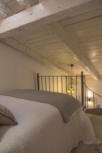 A bed or beds in a room at Alojamiento Turístico Alfonso y Catalina