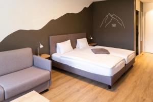 Voodi või voodid majutusasutuse Tailormade Hotel STANS SÜD toas