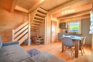 a room with a couch and a table in a cabin at JAFERÓWKA Domki w górach SAUNA JACUZZI in Żywiec