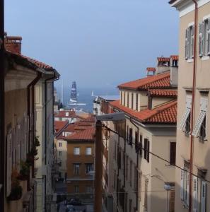 vistas a la ciudad desde los tejados de los edificios en Casa Antica - Historical apartment in old city center, en Trieste