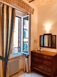 um quarto com uma cómoda e uma janela com uma cómoda em Optimus B&B em Roma
