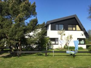 ein Haus mit einer Bank davor in der Unterkunft Ferien am Biotop in Rodenäs