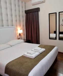 Postel nebo postele na pokoji v ubytování Hotel Alvear